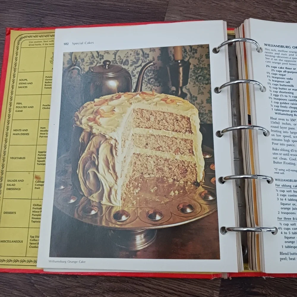 Betty Crocker Cookbook Pie Hardcover 5 Ring Binder 1976 27th Printing Golden